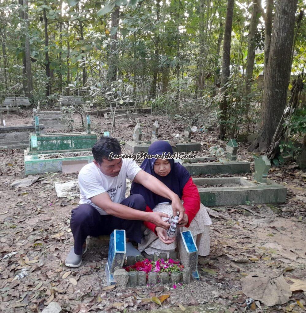 Foto tabur bunga salah satu  keluarga di Pemakaman Umum Punggursugih, Ngawen Blora