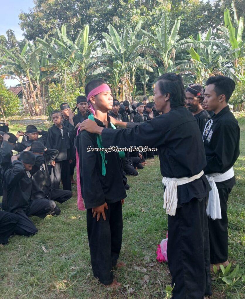 Foto acara pengalungan sabuk oleh pelatih kepada siswa | LERENG MURIA Foto acara pengalungan sabuk oleh pelatih kepada siswa