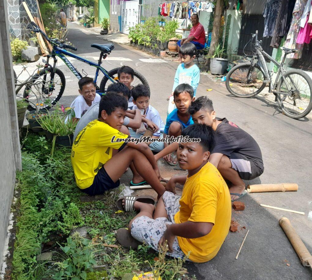 Foto bocil sedang membuat kentongan sederhana di Perum Rendole Indah | LERENG MURIA Foto bocil sedang membuat kentongan sederhana di Perum Rendole Indah