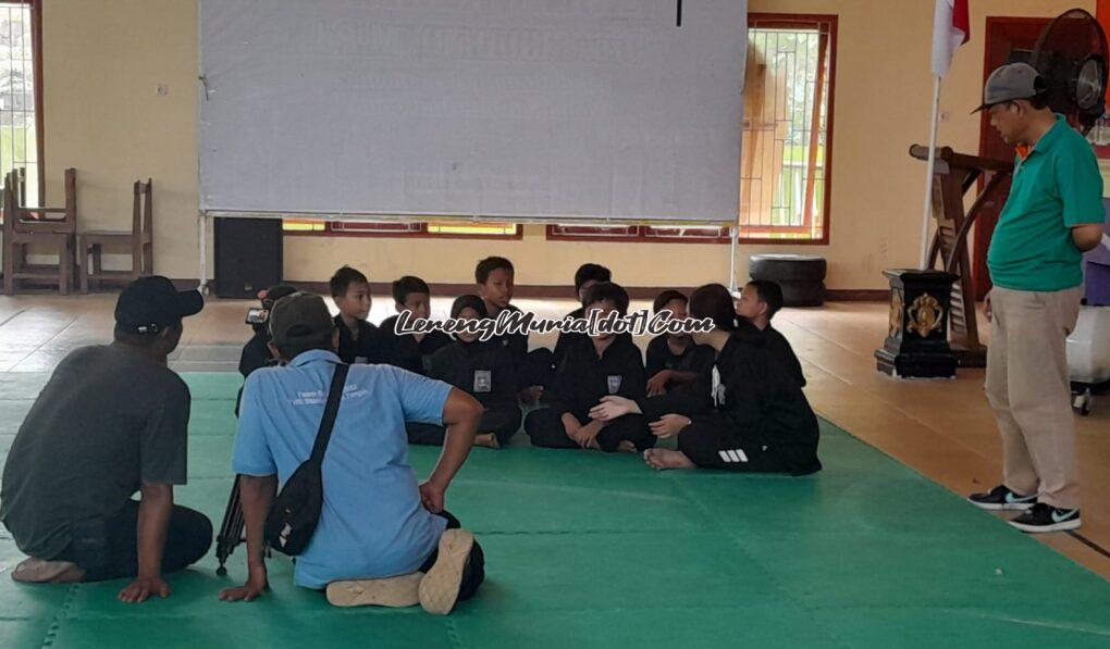Foto pesilat usia dini diajak diskusi  oleh Produser Haposan Simamora (berdiri)
