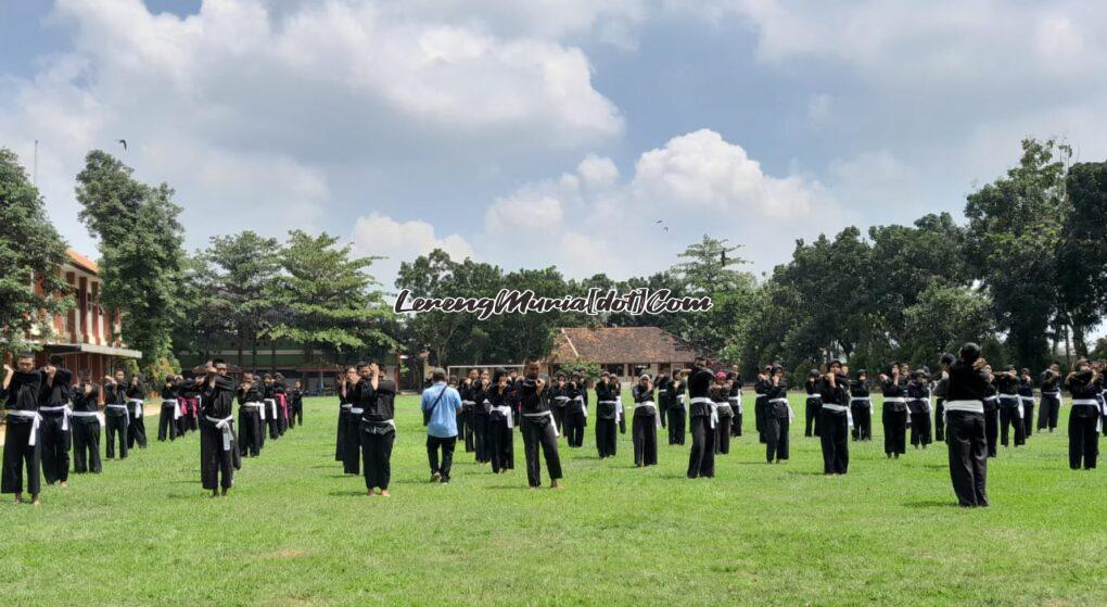 Foto pengambilan gambar outdoor yang panas dipandu oleh Nur Kholis Fadli (berdiri membelakangi kamera)