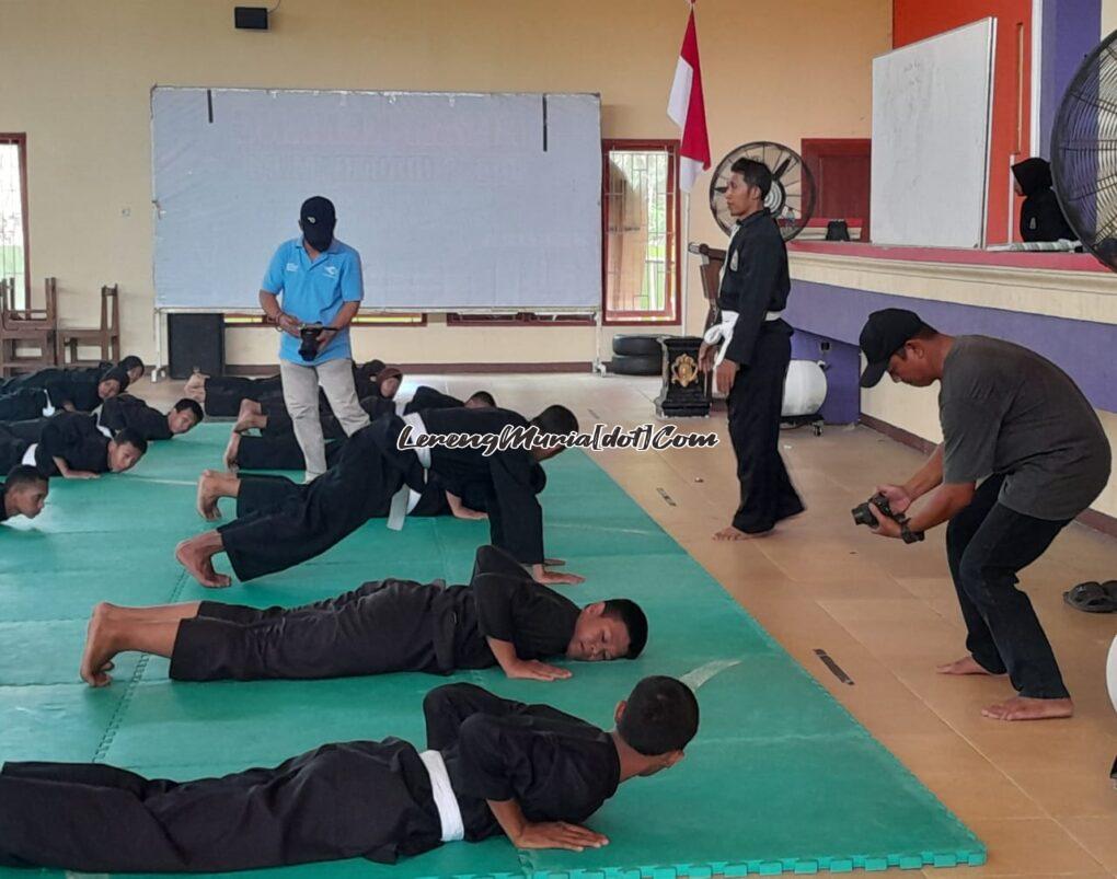 Foto pengambilan gambar indoor dipandu oleh Andi Praleksono (berdiri)