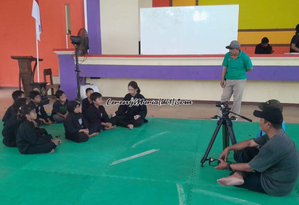 Foto pesilat usia dini sedang diwawancarai