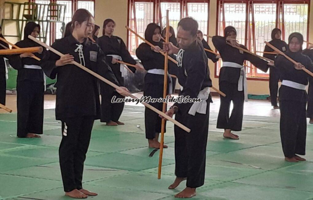 Foto Reporter Oki (celana training tanpa sabuk) latihan toya serangan bawah dipandu Muhammad Suprayitno