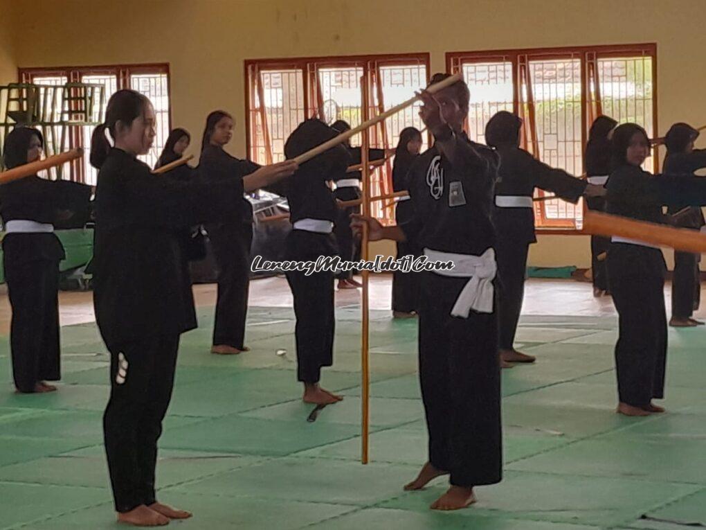 Foto Reporter Oki (celana training tanpa sabuk) latihan toya serangan atas dipandu Muhammad Suprayitno