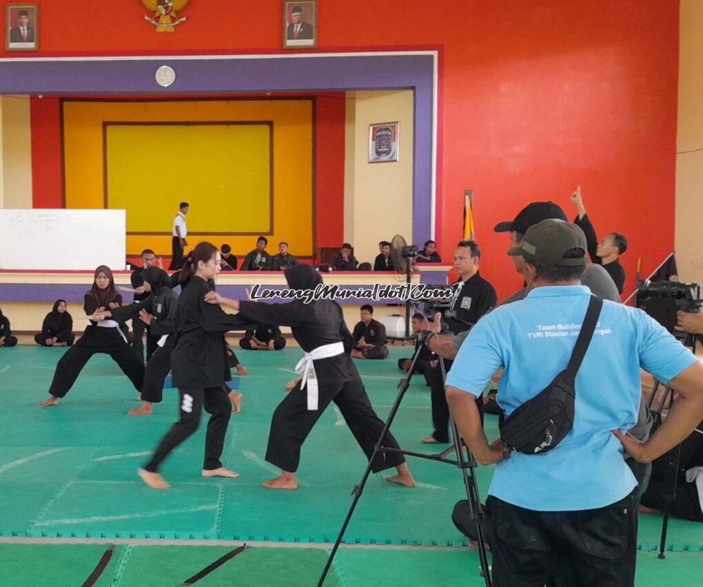 Foto Reporter Oki (celana training tanpa sabuk) berlatih materi belati