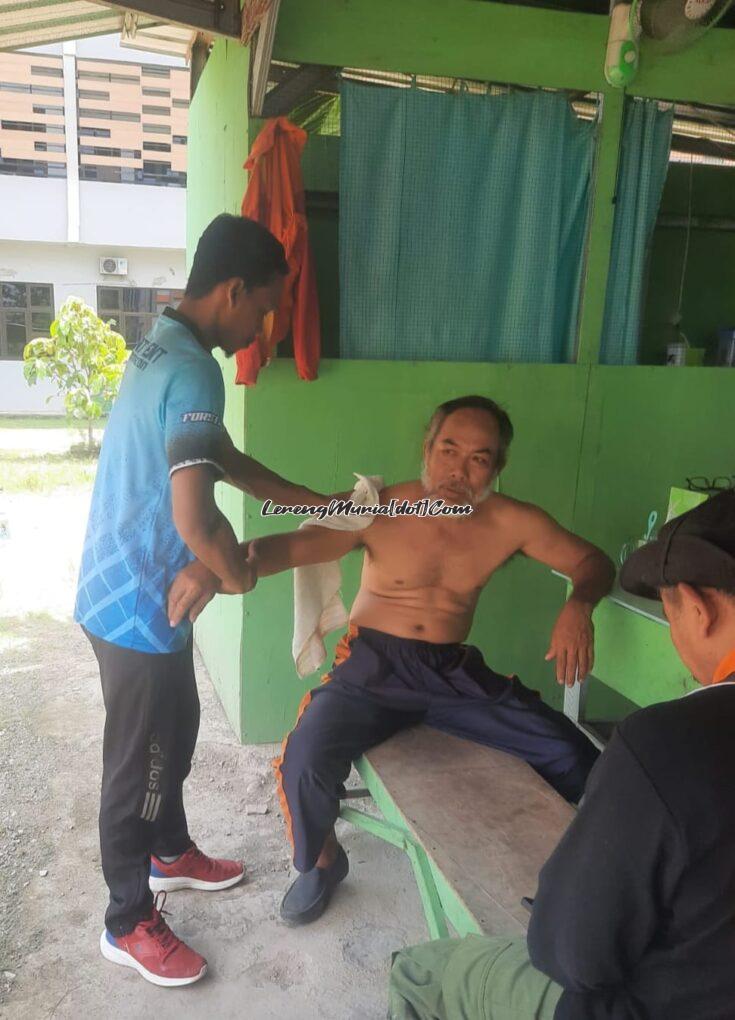 Foto Muhammad Suprayitno sedang memijat  relawan BPBD Warsito (telanjang dada)