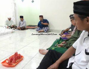 Foto sambutan Sugiri (ketiga dari kiri) sebagai Ketua RT 07 RW 03 di acara Ruwahan