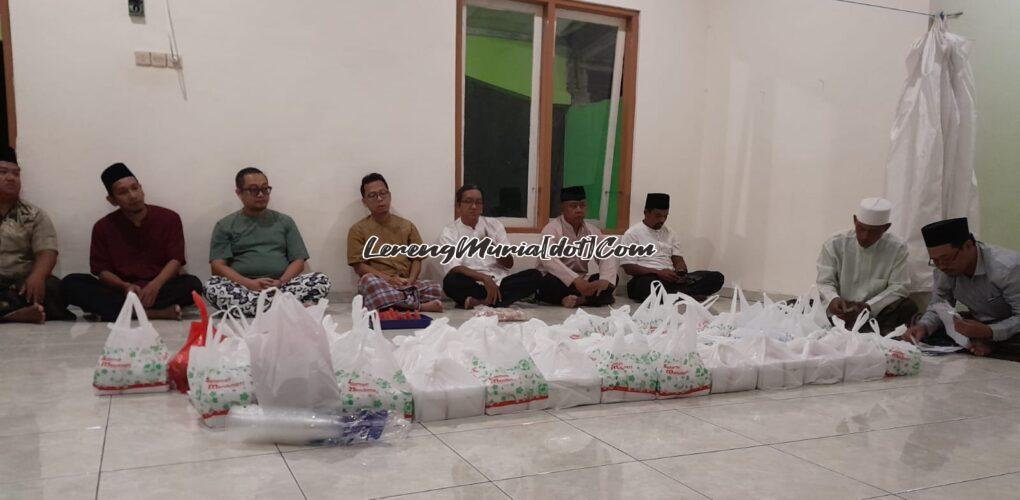 Foto pembacaan nama leluhur yang dikirimi doa oleh Nur Huda Karsumi (paling kanan) | LERENG MURIA Foto pembacaan nama leluhur yang dikirimi doa oleh Nur Huda Karsumi (paling kanan)