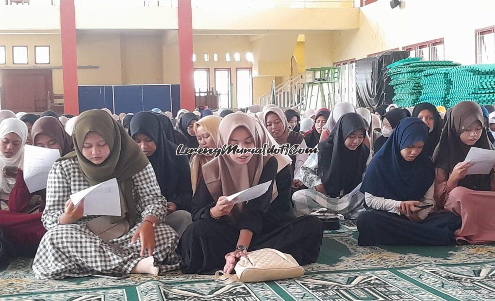 Foto siswa dengan khusuk mengikuti doa bersama