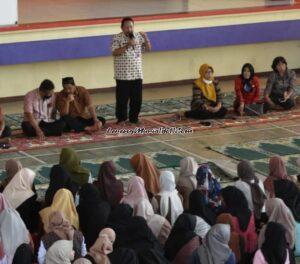 Foto sambutan Kepala SMAN 3 Pati Suhartono,S.Pd.,M.Pd.,M.Si. dalam acara doa bersama menjelang PSAJ