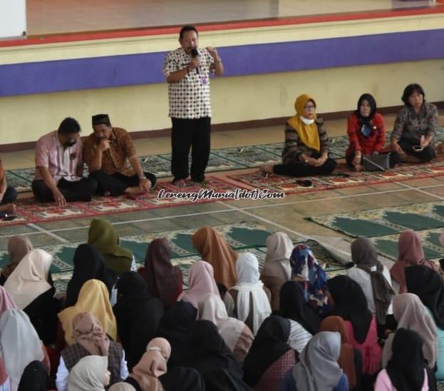 Foto sambutan Kepala SMAN 3 Pati Suhartono,S.Pd.,M.Pd.,M.Si. dalam acara doa bersama menjelang PSAJ