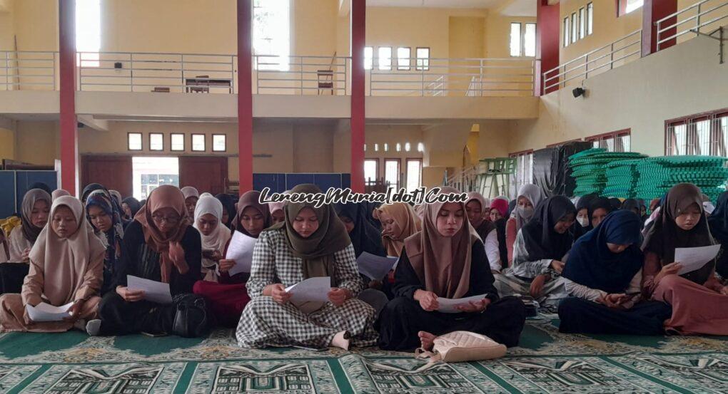 Foto siswa putri sedang khusuk doa bersama