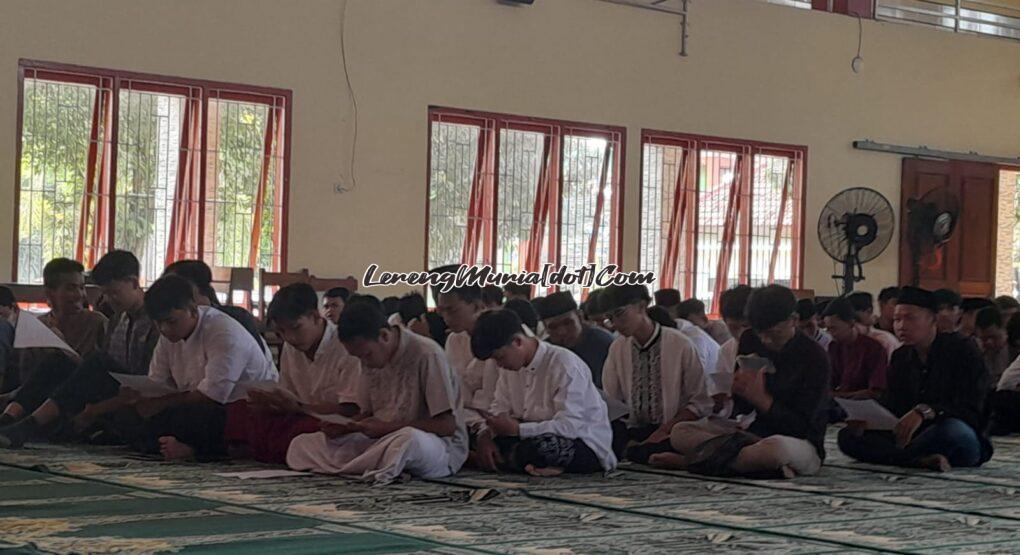 Foto siswa putra sedang khusuk doa bersama