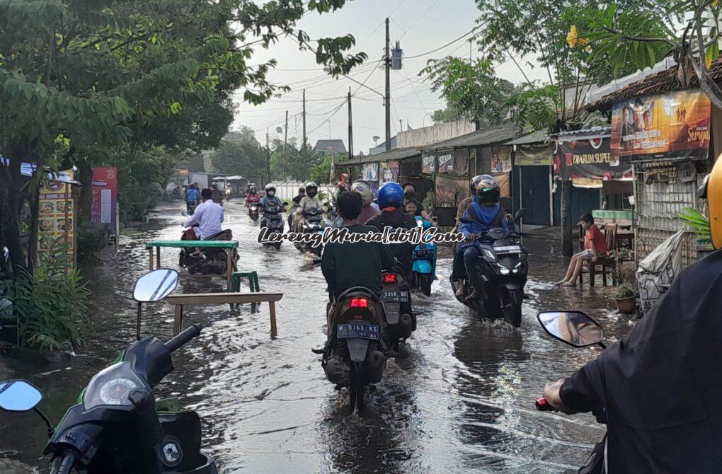 Foto genangan air di samping Taman Makam Pahlawan Puri Pati