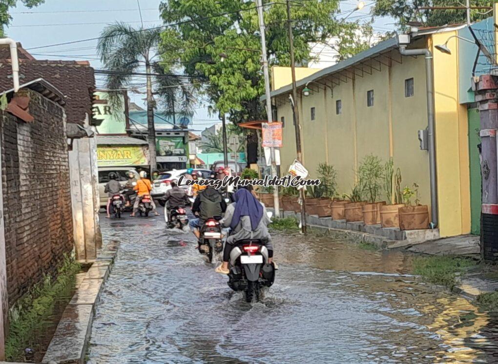 Foto genangan air di pertigaan Pasar Puri Pati