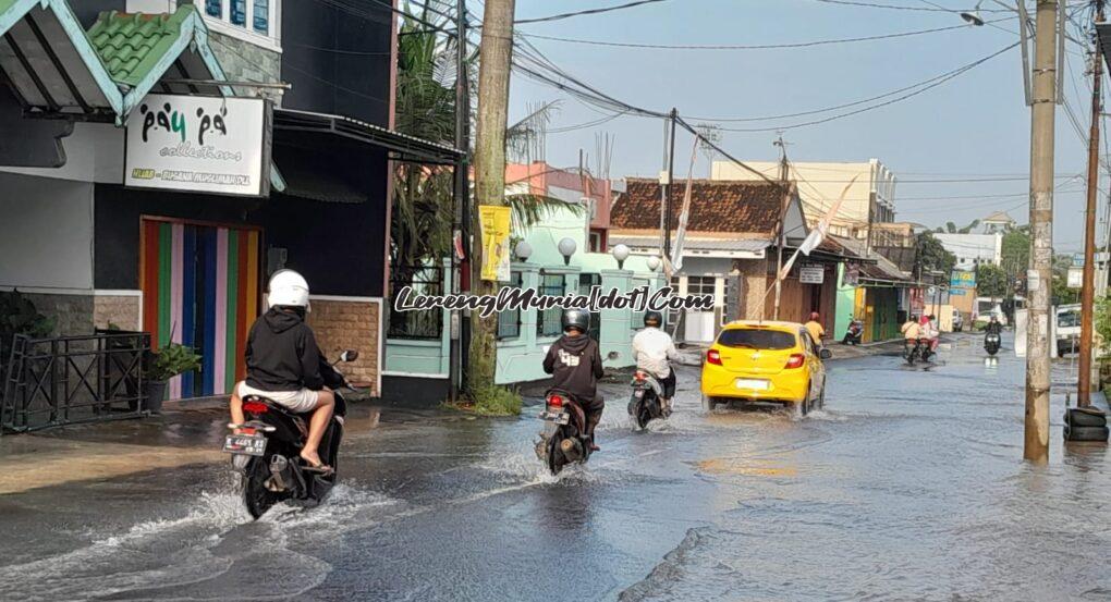 Foto air menutupi permukaan Jalan Pratomo Winong Pati