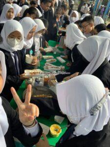 Foto siswa memanggang sate bakaran