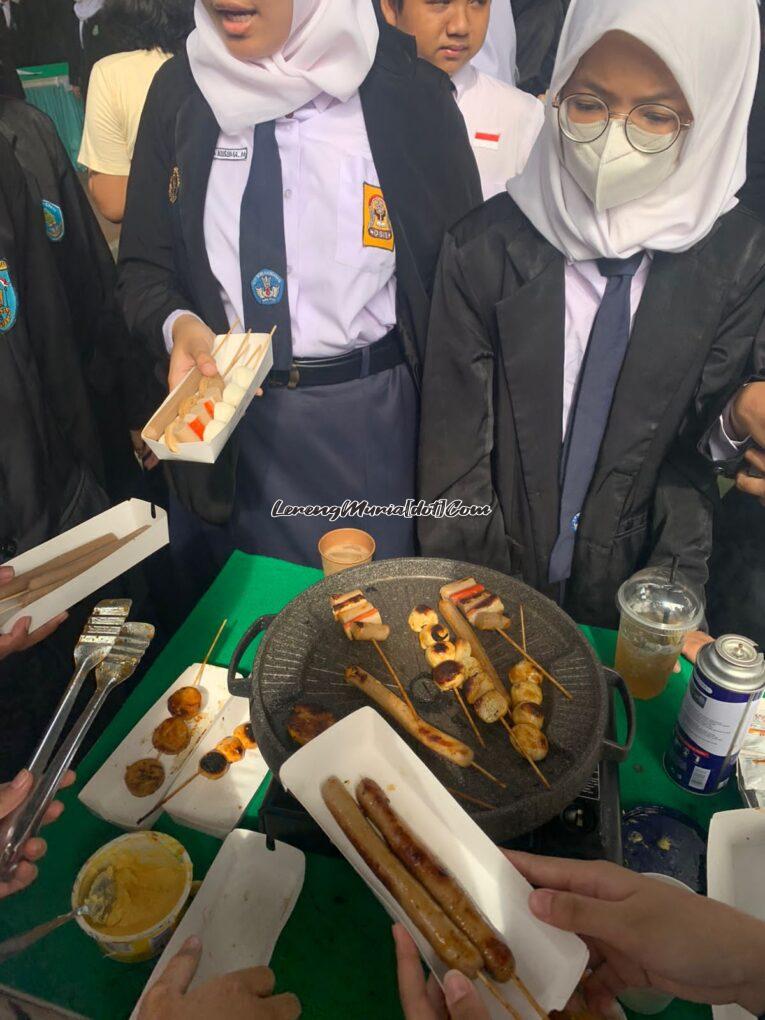 Foto siswa memanggang sate bakaran