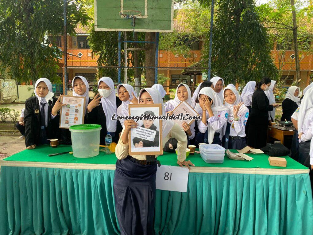 Foto siswa kelas 8I Zahro,Anita,Ilma (nomor 1,2,3 dari kiri)