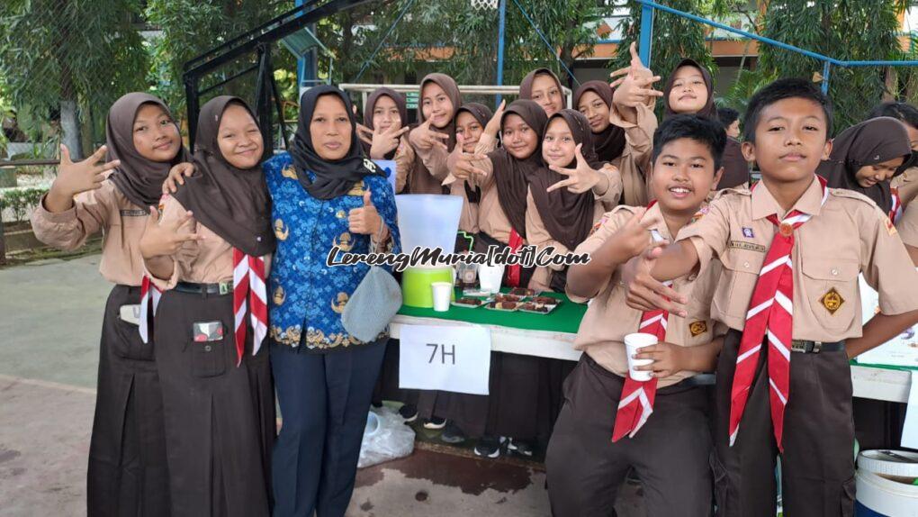 Foto Fadli Akbar (paling kanan) bersama wali kelas Mam Ana Aristiana (baju Korpri)