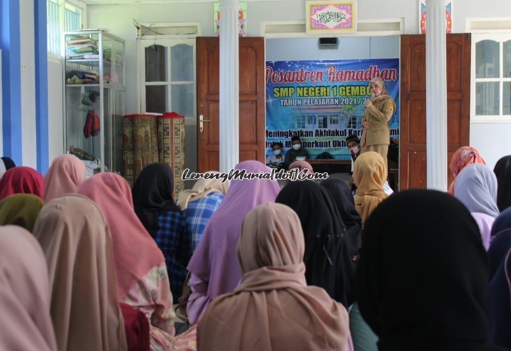 Foto Kepala SMPN 1 Gembong Dra. Istiana,M.Pd. (berdiri)  menyampaikan materi di Pesantren Ramadhan