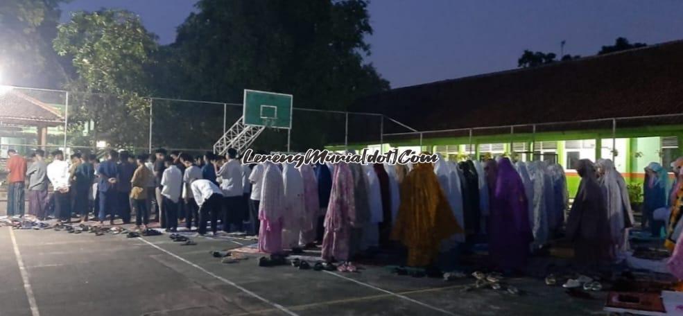 Foto sholat malam di acara Mabit