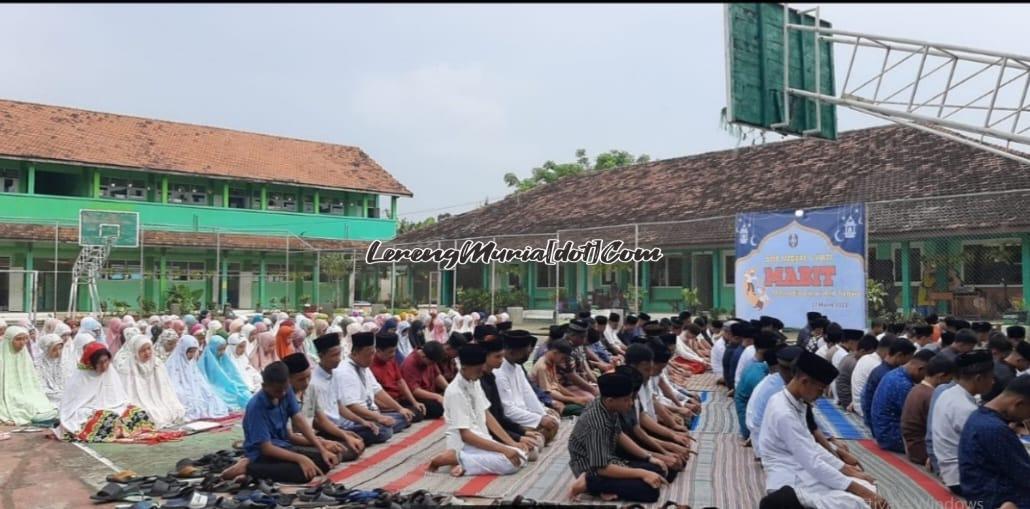 Foto sholat berjamaah dalam kegiatan Mabit