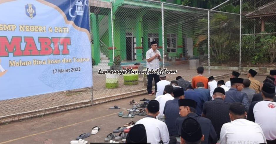 Foto pembukaan Mabit oleh Kepala SMPN 4 Pati Drs. Mulyono, M.Pd (berdiri)