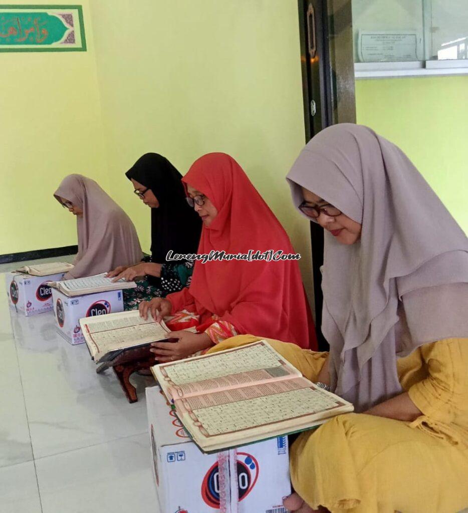 Foto kegiatan tadarus Al Qur'an ibu-ibu jamaah Mushola Al Falah