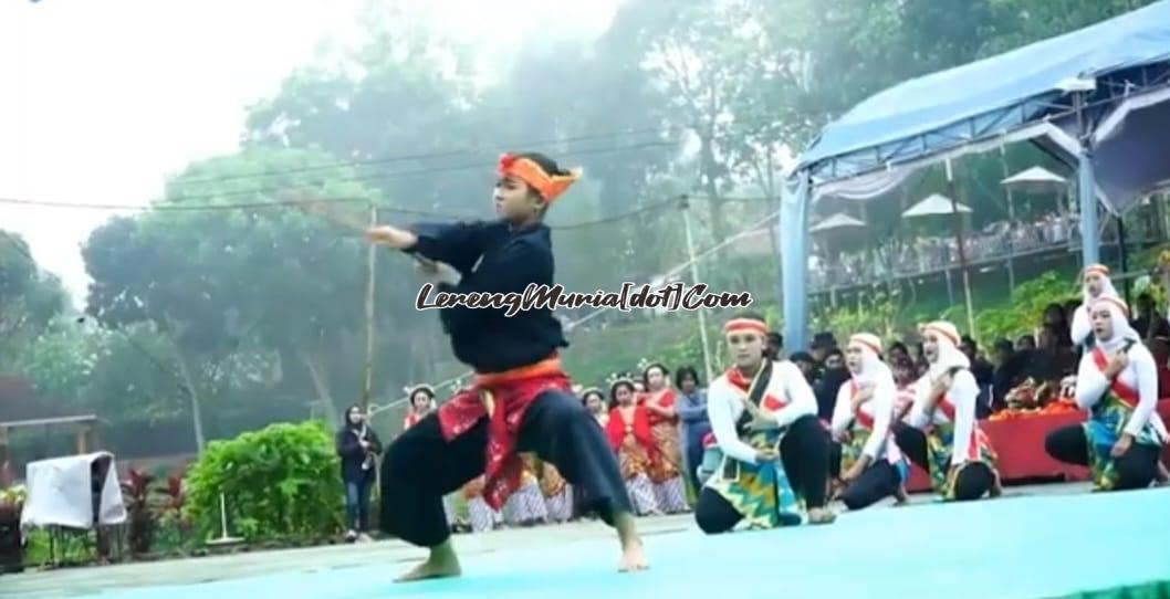 Foto penampilan pencak silat oleh Qiken Dwi Tata (berdiri baju hitam) dan Febri Anindya (jongkok)