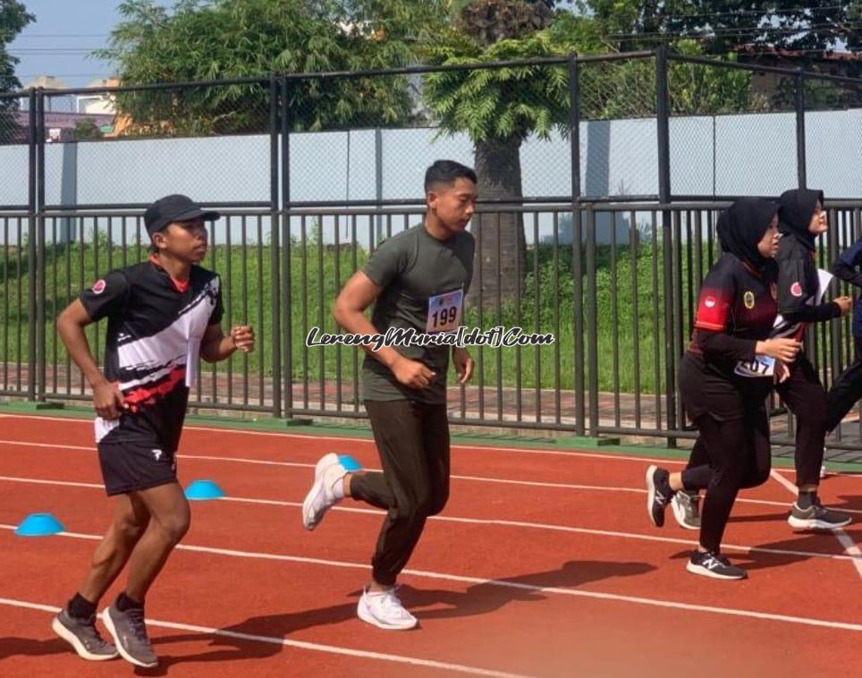 Foto atlet sedang tes kebugaran di Stadion Joyo Kusumo Pati