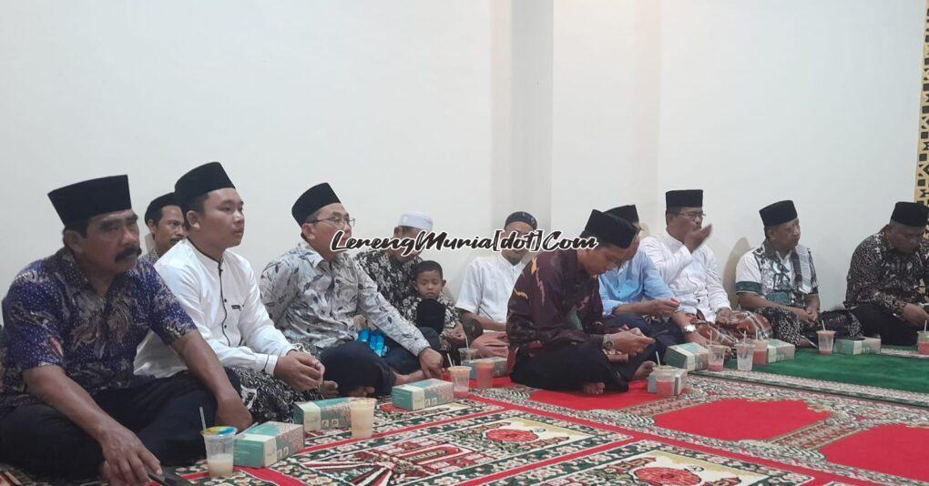 Foto jamaah tarawih mengikuti ceramah dengan penuh antusias