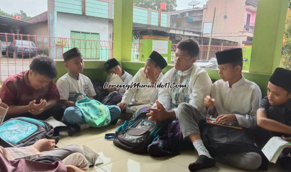 Foto siswa putra mengikuti Pesantren Kilat Ramadan