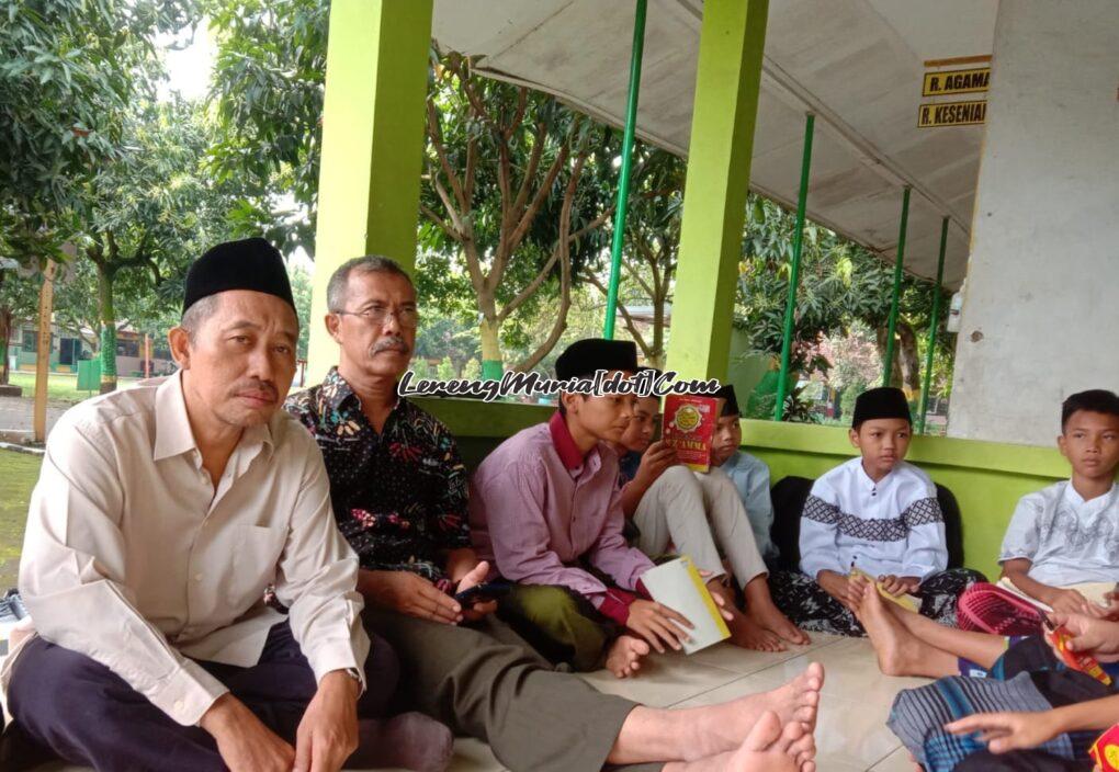 Foto wali kelas mendampingi siswanya, Sutiono,S.Pd. (nomor 1 dari kiri),Yusmanto (nomor 2 dari kiri)