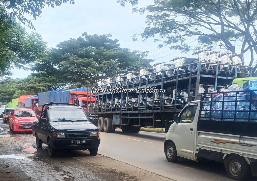 Foto beberapa kendaraan menerobos jalur