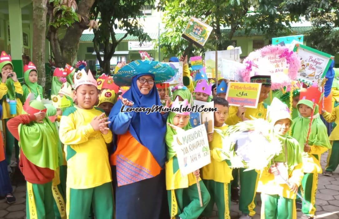 Foto guru mendampingi siswanya dalam pawai ta'aruf