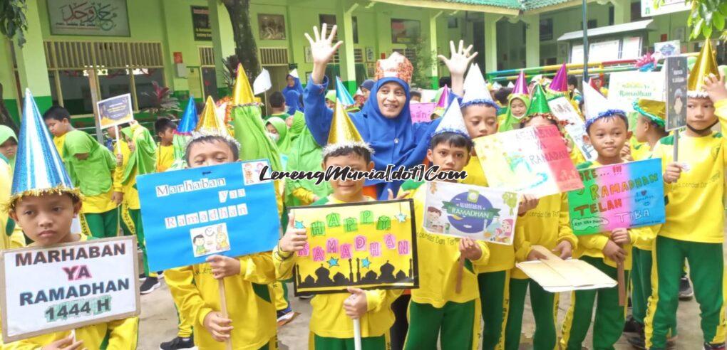 Foto berbagai macam poster dan penutup kepala yang dikenakan siswa