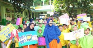 Foto siswa dan guru siap berangkat pawai ta'aruf sambut Ramadan
