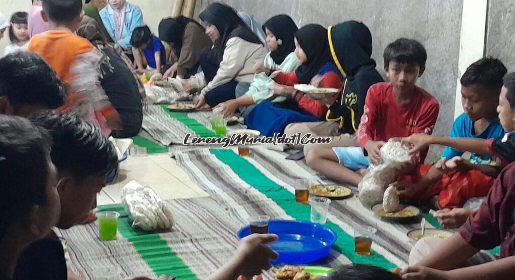 Foto anak-anak sedang menikmati hidangan buka puasa