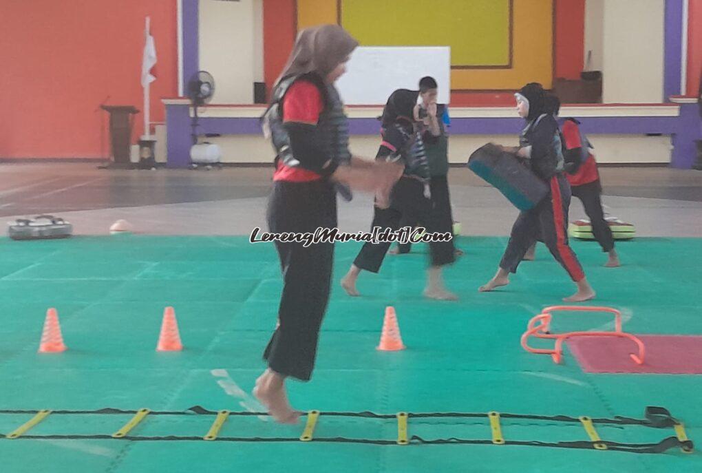 Foto atlet latihan kekuatan