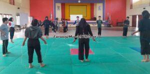 Foto atlet latihan skipping di bulan puasa