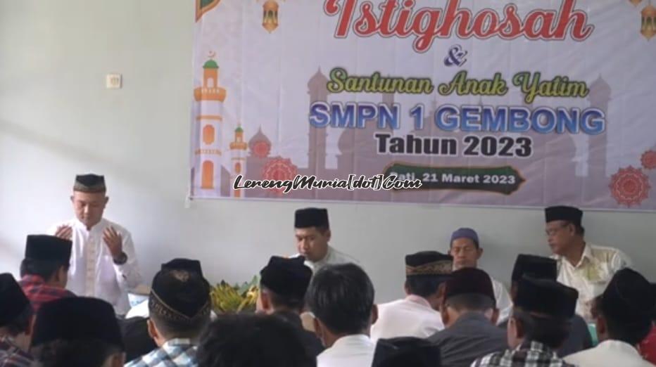 Foto siswa sedang mengikuti istighosah dengan khusuk