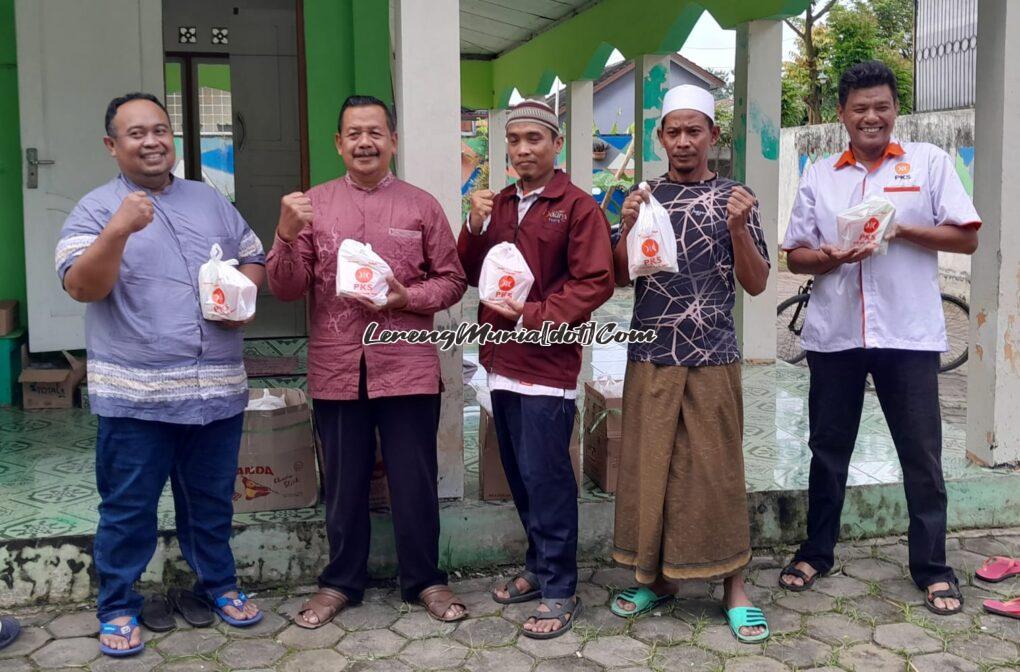 Foto bersama Ketua RT Sugiri (dari kiri nomor 1), Ketua RW Sukiran (nomor 2 dari kiri) dan Adi Ramelan (nomor 3 dari kiri) bersama warga
