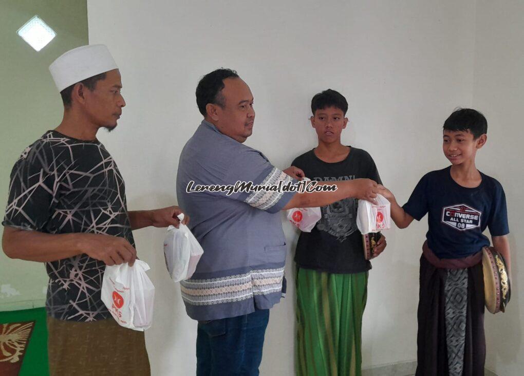 Foto pembagian takjil dari Pak RT Sugiri kepada warga