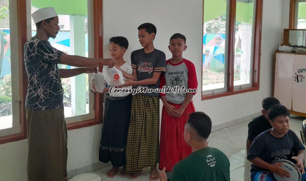 Foto pembagian takjil di mushola