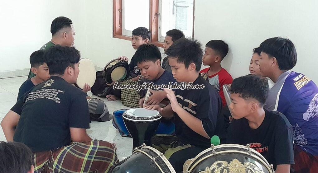 Foto pelatih Hendro Setiawan (sarung kotak-kotak coklat) membimbing peserta