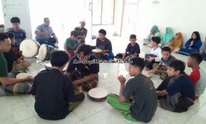 Foto bocil Perum Rendole Indah Blok I-2 sedang berlatih rebana