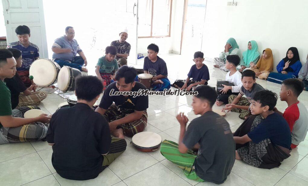 Foto bocil Perum Rendole Indah Blok I-2 sedang berlatih rebana