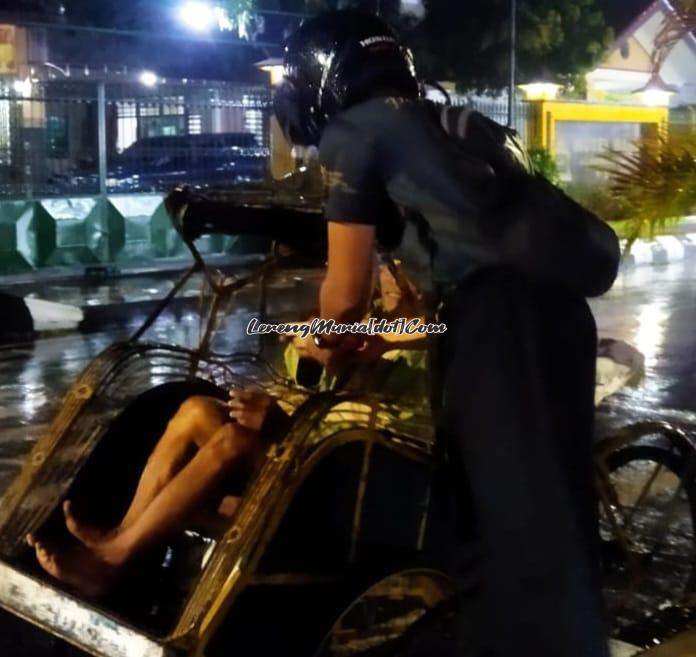 Foto pemberian takjil kepada tukang becak saat hujan gerimis